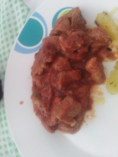Una foto de Carne con tomate y cerveza
