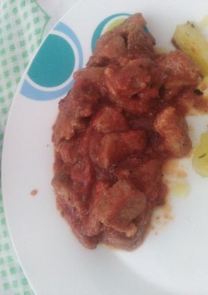 Una foto de Carne con tomate y cerveza