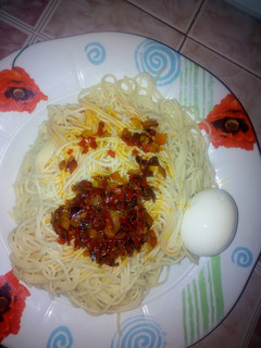 A picture of Palm oil sauce & spaghetti.