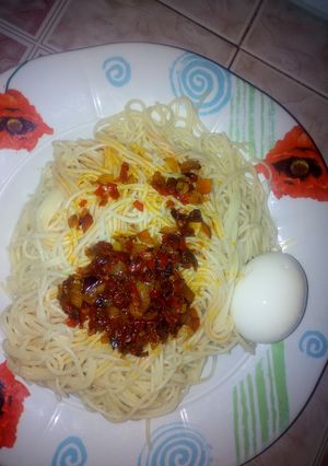 A picture of Palm oil sauce & spaghetti.