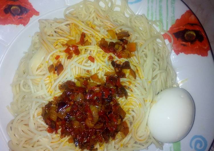 Palm oil sauce &amp; spaghetti