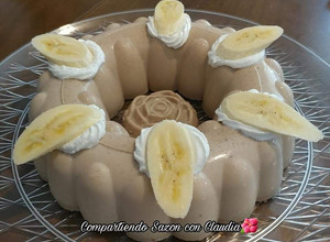 Una foto de Gelatina de plátano cremosa🍌🌺