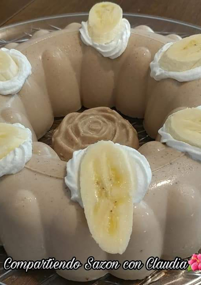 Una foto de Gelatina de plátano cremosa🍌🌺