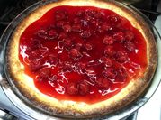 Una foto de cheesecake con cerezas