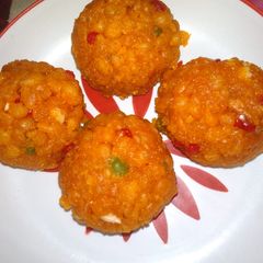 A picture of Boondi ladduu with leftover boondi.