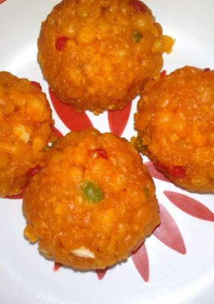 A picture of Boondi ladduu with leftover boondi.