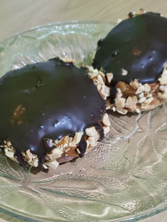 Una foto de Alfajores de chocolate con maní