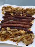 Merguez aux oignons épicés