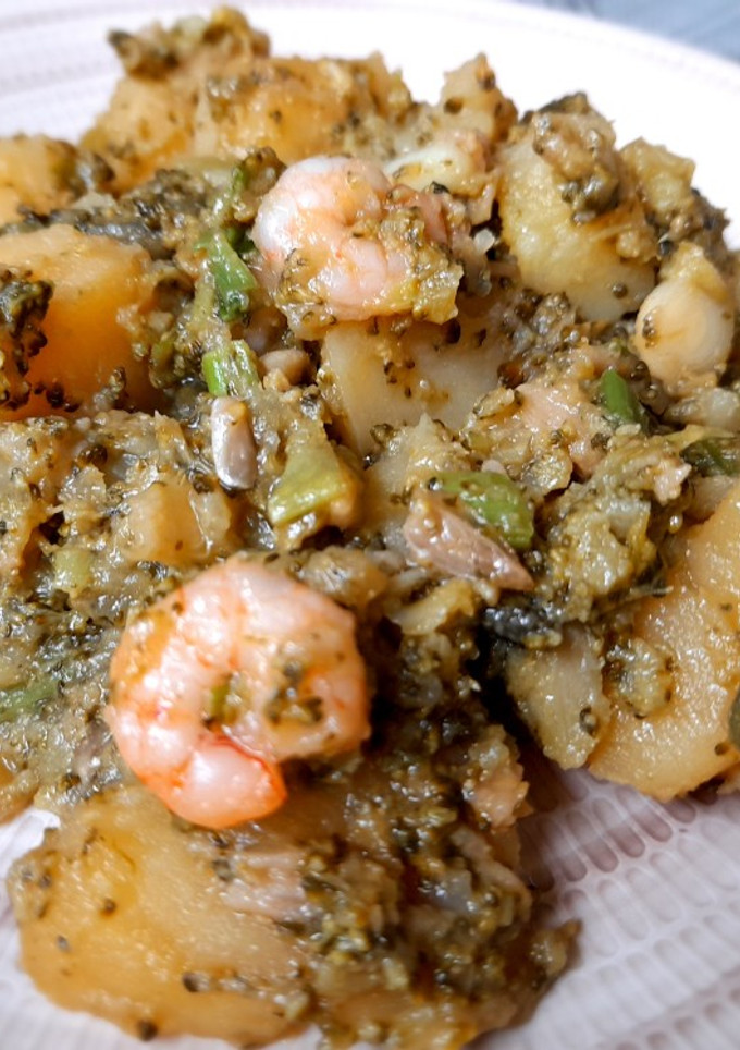 Una foto de Brócoli con ajetes y gambas 🥦🦐