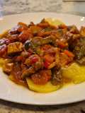 Estofado de pavo con verduras sobre cama de patatas al vino
