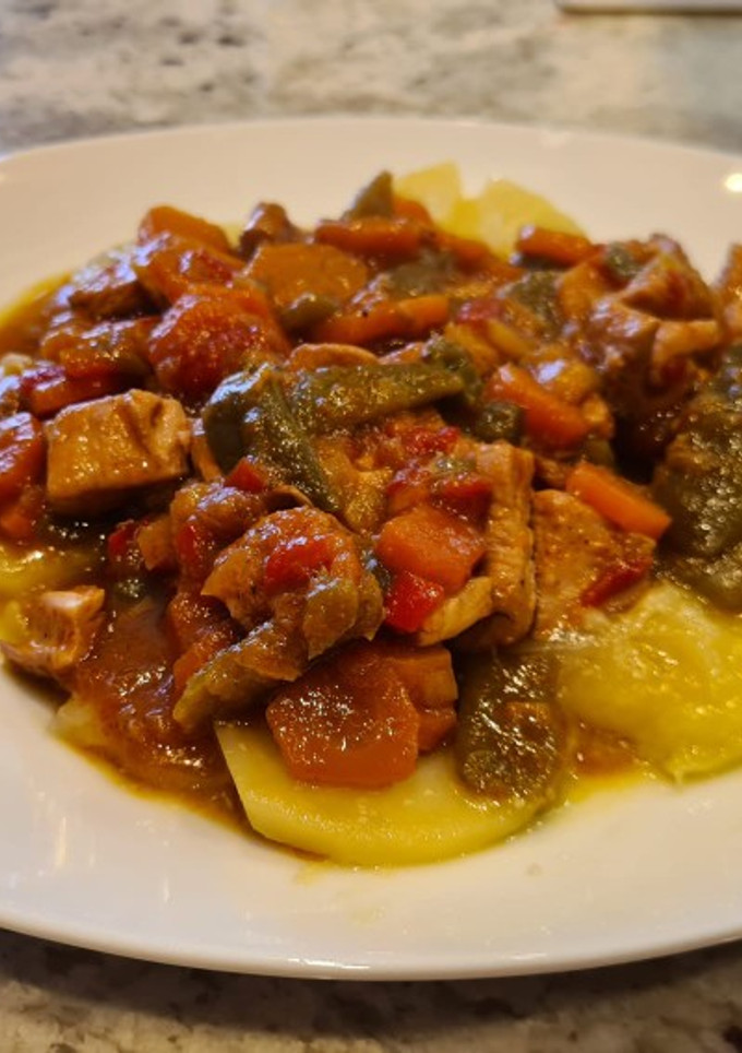 Una foto de Estofado de pavo con verduras sobre cama de patatas al vino