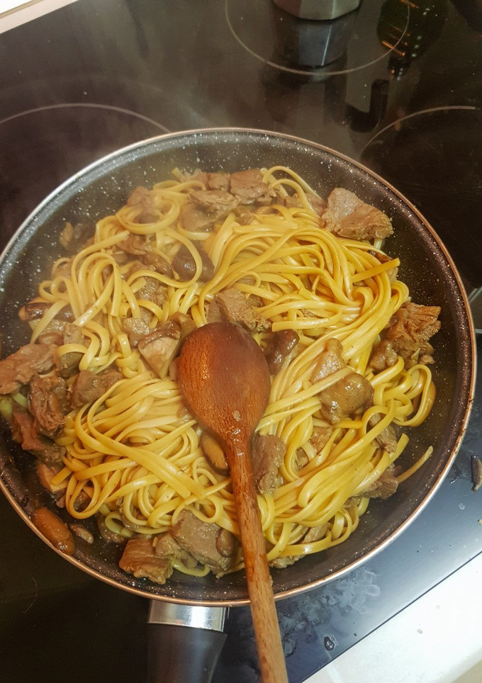 Una foto de Tallarines con setas y ternera