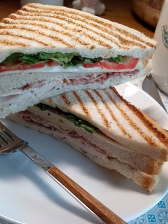 Una foto de Sándwiches triples tostado con pollo y Roast Beef crujiente