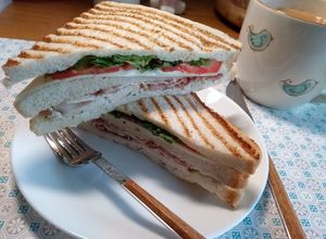 Foto principal de Sándwiches triples tostado con pollo y Roast Beef crujiente