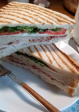 Foto principal de Sándwiches triples tostado con pollo y Roast Beef crujiente