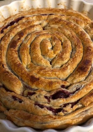 Meggyes csigatekercs leveles tésztából recept fotója