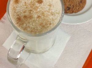 Una foto de Licuado avena Quaker, plátano con leche tibia y canela