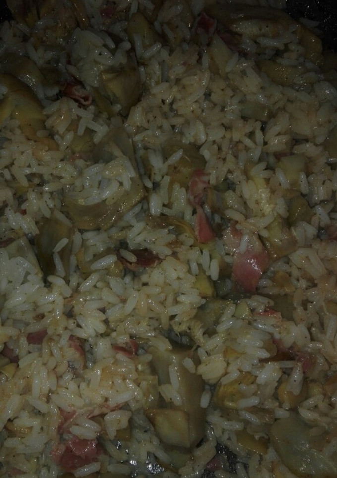 Una foto de Arroz frito con alcachofas y jamón