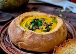 Гарбузовий крем-суп із маскарпоне у хлібній тарілці 🎃🍞