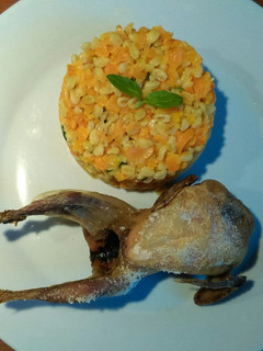 Una foto de Codorniz asada con salteado de trigo, zanahoria, basilisco y crema de roquefort