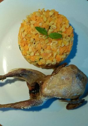 Una foto de Codorniz asada con salteado de trigo, zanahoria, basilisco y crema de roquefort
