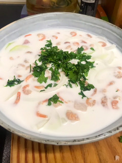 Una foto de Aguachile de coco 🥥, emperador y camarones