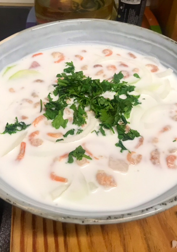 Una foto de Aguachile de coco 🥥, emperador y camarones