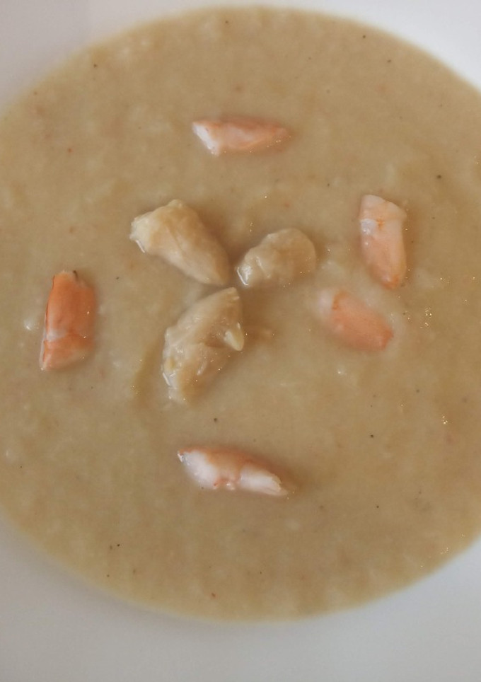 Una foto de Crema de espárragos blanco con gambas o langostinos