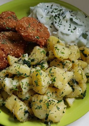 Csirkemellfalatkák, petrezselymes krumplival és fokhagymás-tejfö recept fotója