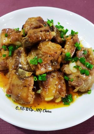 Hình của món Sườn non rim chanh leo.