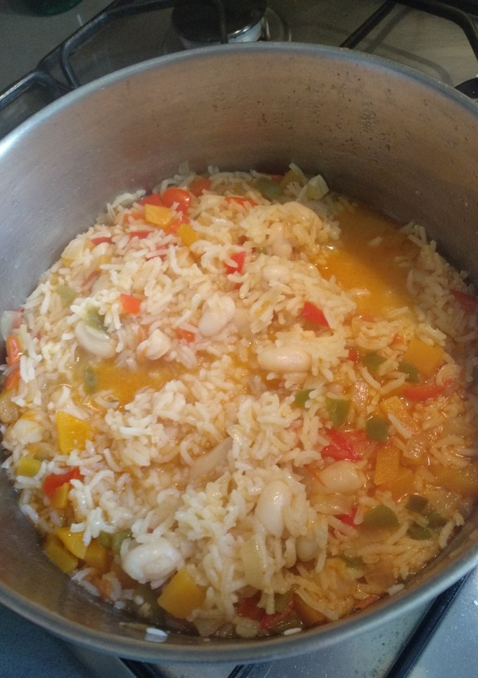 Una foto de Arroz con habichuelas blancas y verduras