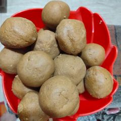 A picture of Besan ladoo.