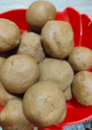 A picture of Besan ladoo.