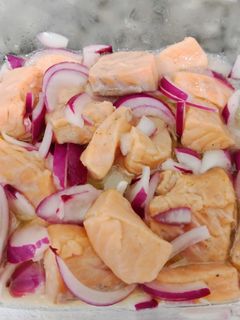 Una foto de Ceviche de salmón