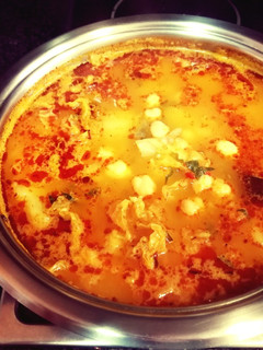 Una foto de Sopa de garbanzos y patatas con col encurtido