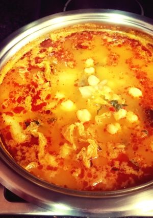 Una foto de Sopa de garbanzos y patatas con col encurtido