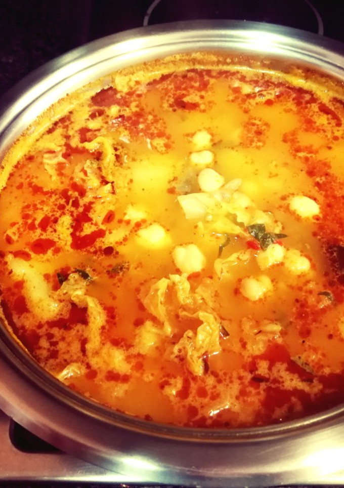 Una foto de Sopa de garbanzos y patatas con col encurtido