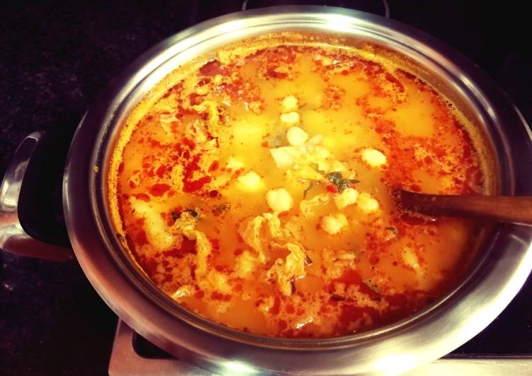 Sopa de garbanzos y patatas con col encurtido