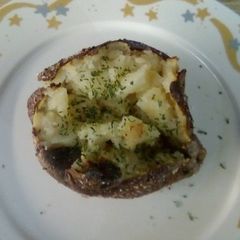 A picture of Lee's Crispy Fluffy Garlic Baked Potato.