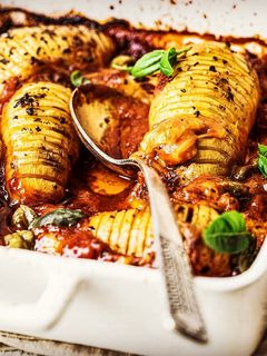Фото 💛КАРТОФЕЛЬ Хассельбек С ТОМАТНЫМ СОУСОМ🍅 и травами🌿⠀.