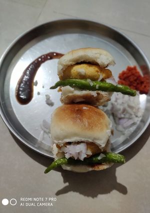 બટાટા વડા(Bataka vada recipe in Gujarati) રેસીપી મુખ્ય ફોટો
