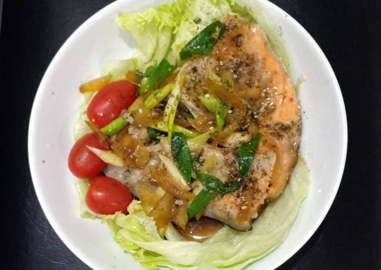 Langkah memasak Steamed Salmon with Seaweed yang Enak Banget