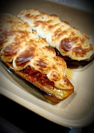 Une photo de Papoutsakia (aubergine farcie) et béchamel soufflée