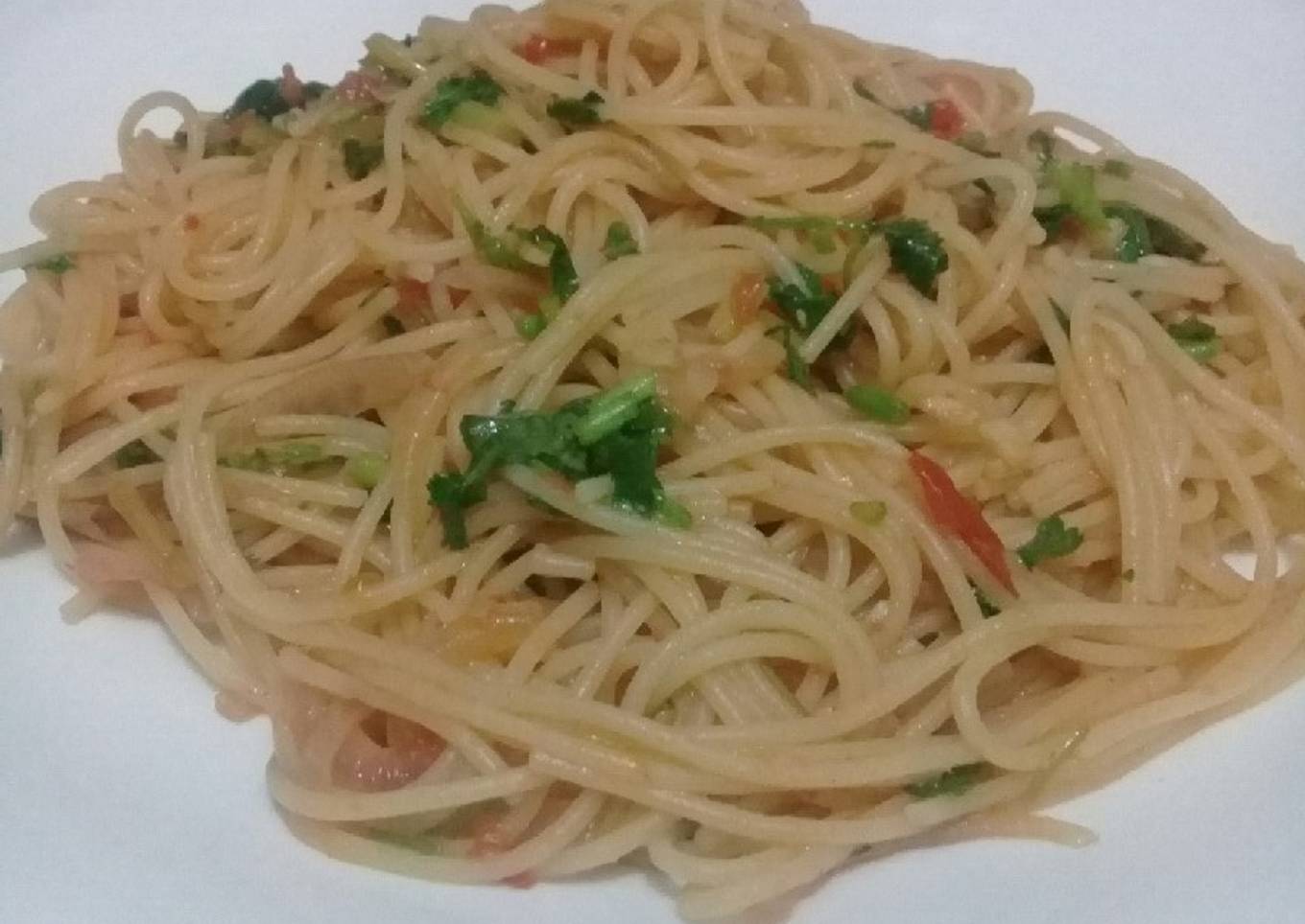 Spaghetti in tomato dhania sauce