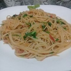 A picture of Spaghetti in tomato dhania sauce.