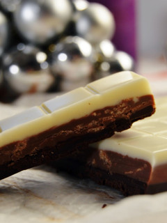 Una foto de Turrón de tres chocolates