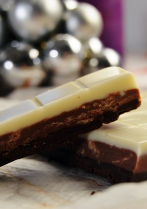 Una foto de Turrón de tres chocolates