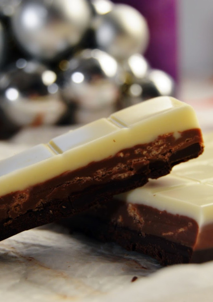 Una foto de Turrón de tres chocolates