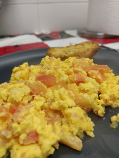 Una foto de 🥚 Revuelto de tomate y cebolla