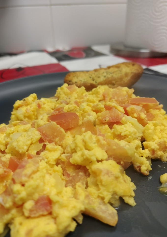 Una foto de 🥚 Revuelto de tomate y cebolla